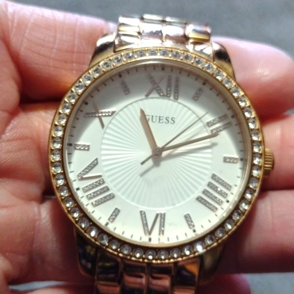 GUESS WOMEN'S GOLD-TONE GENUINE CRYSTAL QUARTZ SIZES 6 - 6.75